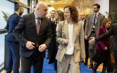 Roxana Mînzatu discută cu premierul despre fonduri europene și proiecte sociale Vicepreședintele Comisiei Europene, Roxana Mînzatu, a avut o întâlnire cu premierul Ilie Bolojan pentru a discuta despre accelerarea implementării proiectelor europene în România și despre politicile sociale