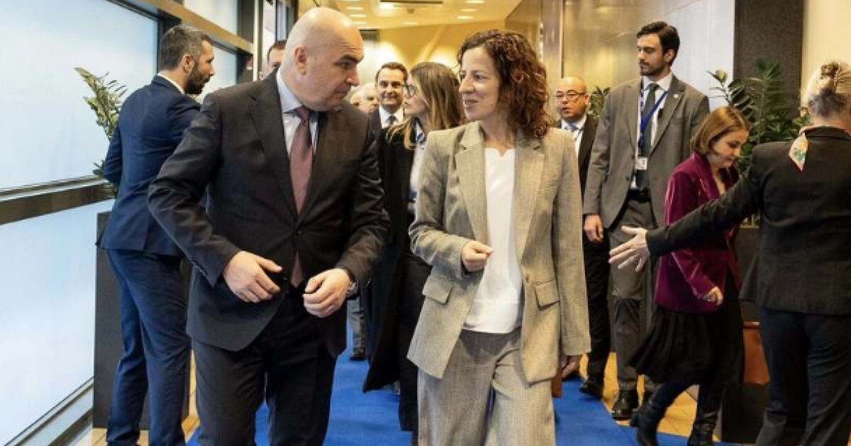 Roxana Mînzatu discută cu premierul despre fonduri europene și proiecte sociale Vicepreședintele Comisiei Europene, Roxana Mînzatu, a avut o întâlnire cu premierul Ilie Bolojan pentru a discuta despre accelerarea implementării proiectelor europene în România și despre politicile sociale