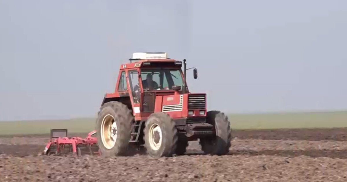 Războiul din Orientul Mijlociu lovește fermierii români: Scumpirea carburanților pune în pericol recolta Fermierii români se confruntă cu o criză majoră, scumpirea carburanților fiind alimentată de tensiunile din Orientul Mijlociu