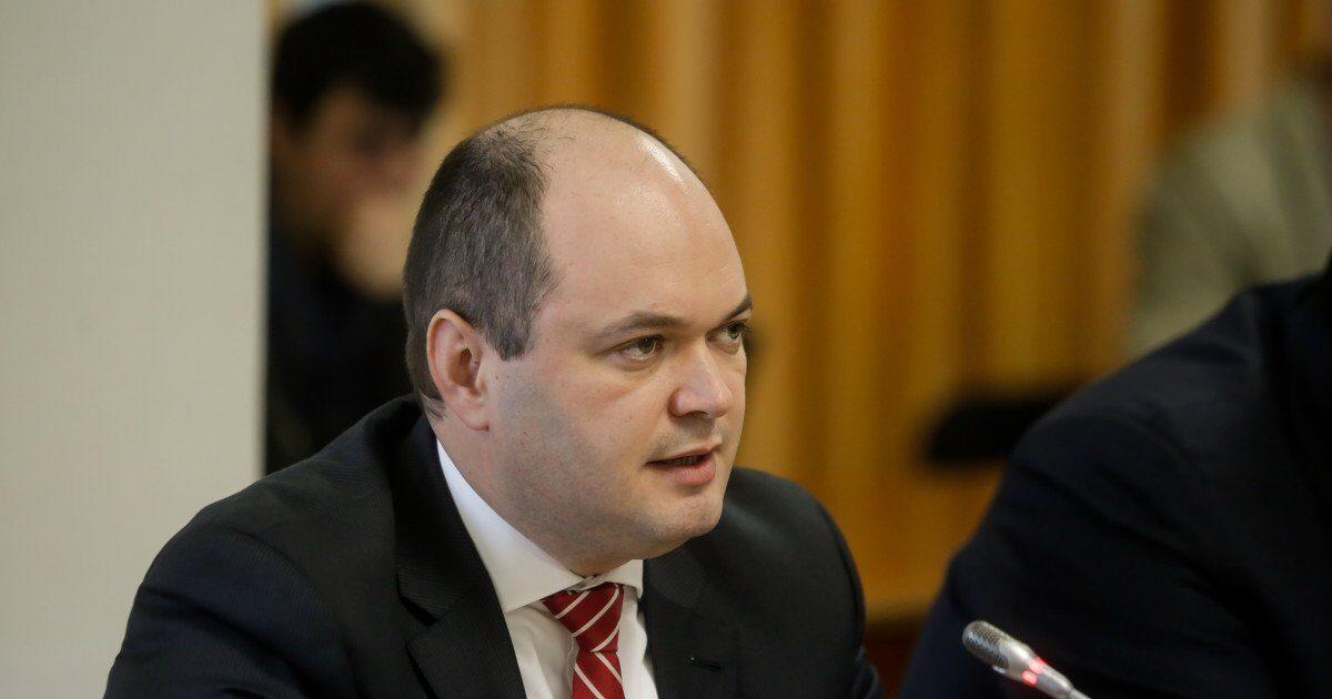 Guvernul nu poate suporta o scădere a accizelor la combustibili, spune consilierul premierului Economistul Ionuț Dumitru, consilier onorific al premierului, a declarat că statul român se confruntă cu constrângeri bugetare semnificative și nu are posibilitatea de a acoperi o diferență mare de preț la pompă cu fonduri publice