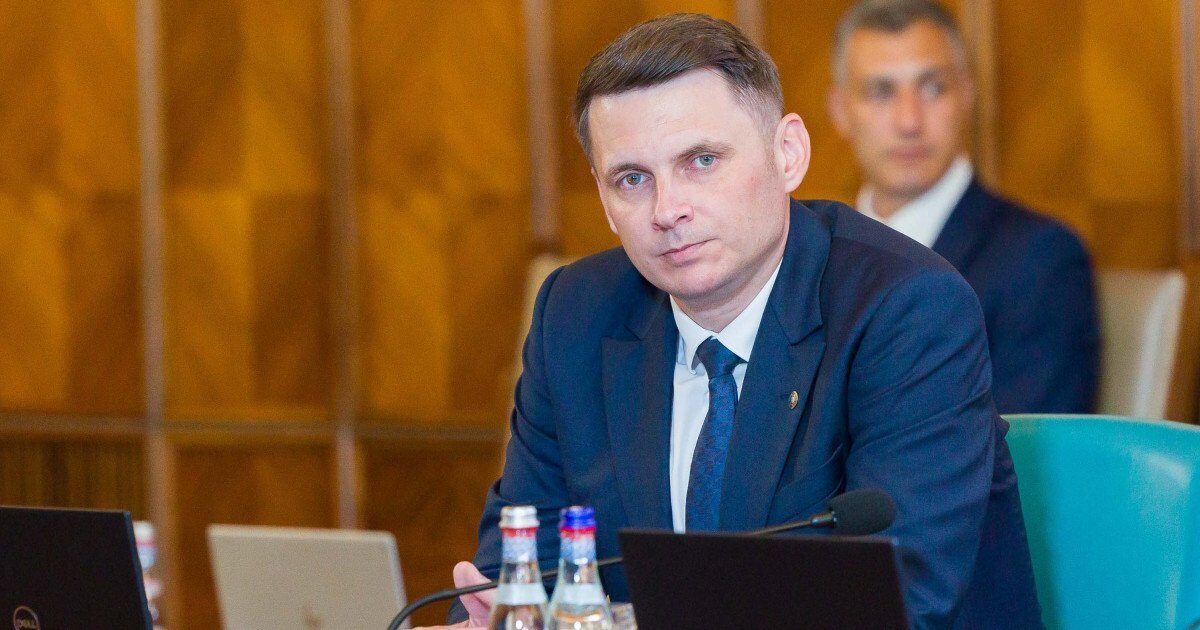 Abrudean despre atmosfera din coaliție: „Nu e întotdeauna așa cum pare” Președintele Senatului, Mircea Abrudean, a oferit detalii despre atmosfera din coaliția de guvernare, subliniind că, în ciuda tensiunilor și divergențelor, partidele implicate continuă să discute