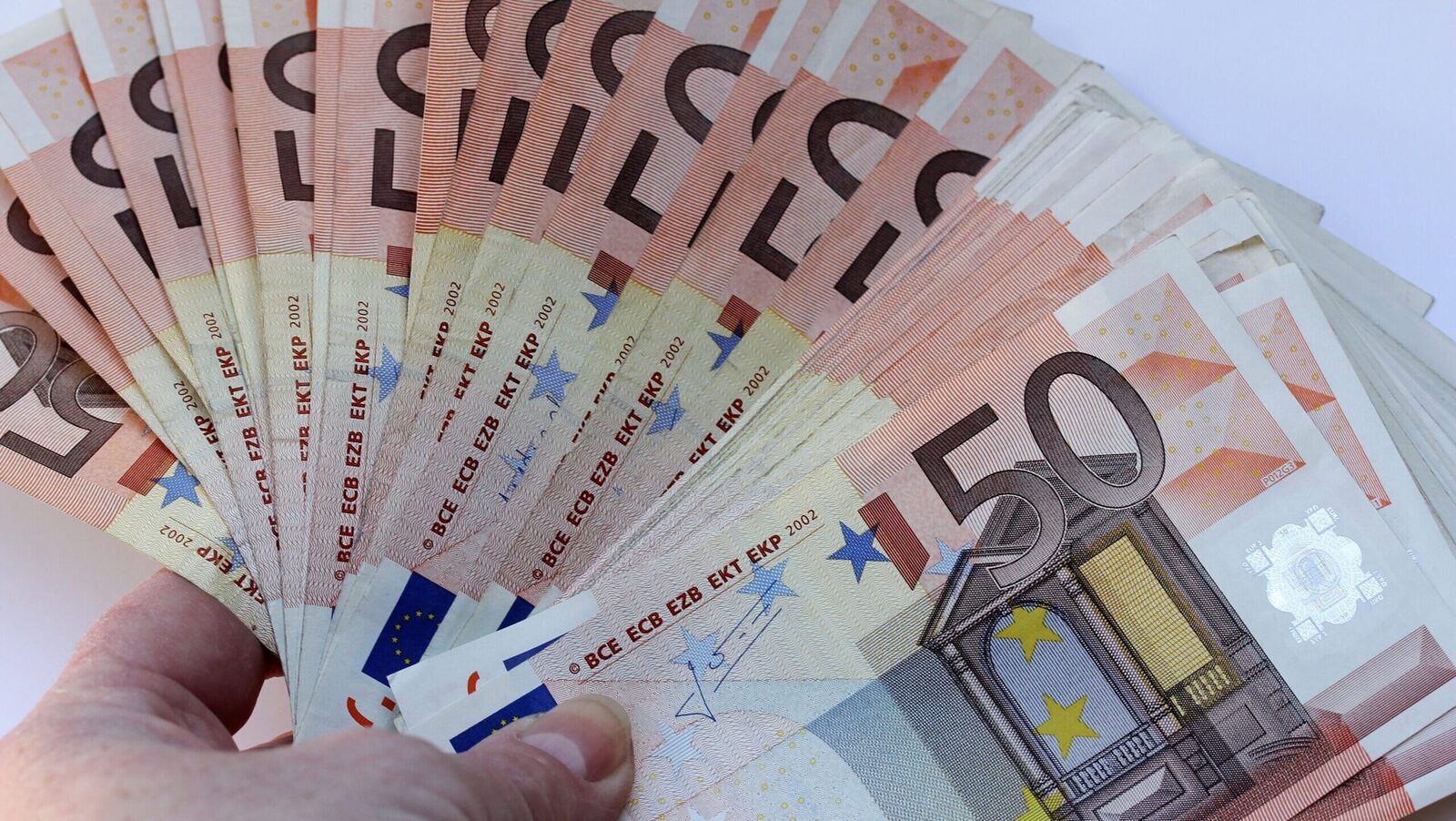 Germania, bastionul numerarului în Europa, vede fisuri în zidurile sale Germania, cunoscută pentru atașamentul profund față de banii cash, asistă la o erodare lentă a acestei tradiții