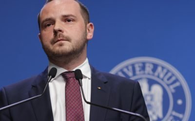 Ministrul Sănătății, Alexandru Rogobete, a confirmat existența unui fenomen îngrijorător în sistemul medical românesc, unde medici plătiți de stat ar activa și în sectorul privat în timpul programului de lucru