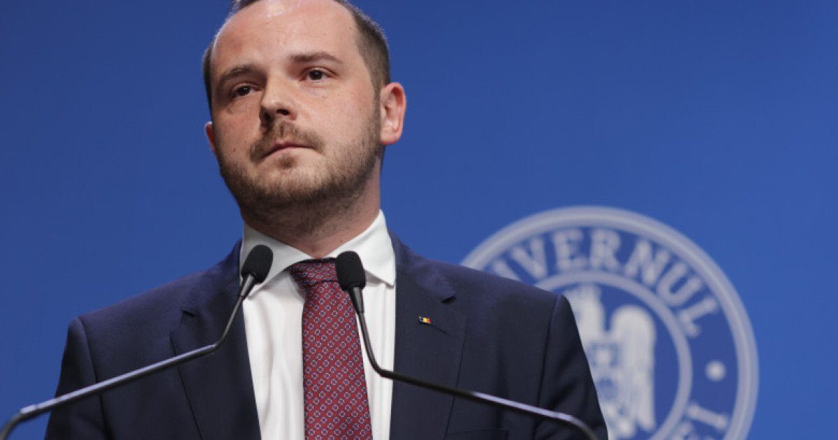 Ministrul Sănătății, Alexandru Rogobete, a confirmat existența unui fenomen îngrijorător în sistemul medical românesc, unde medici plătiți de stat ar activa și în sectorul privat în timpul programului de lucru