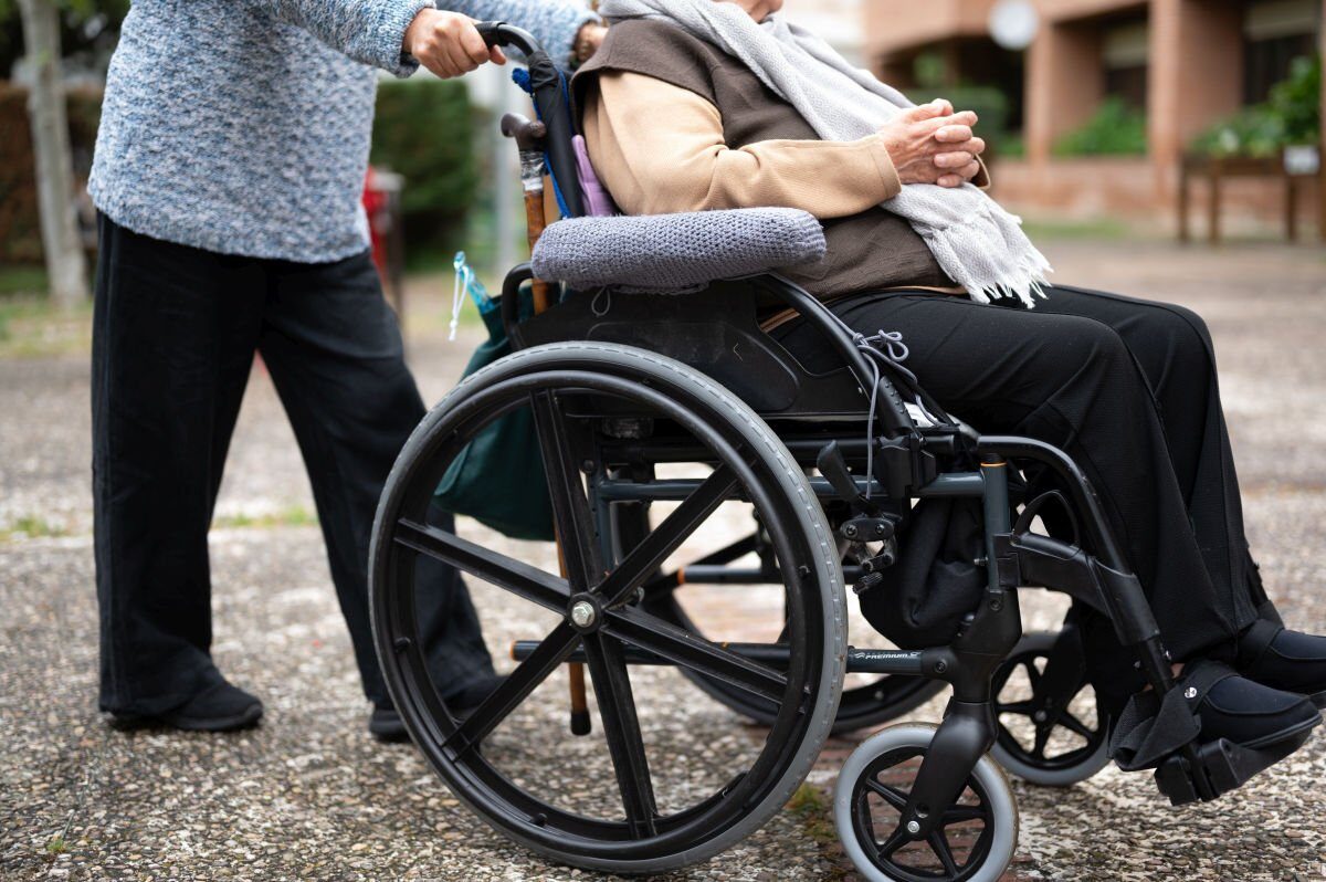 Îngrijitoare, moștenire controversată: Curtea de Casație anulează condamnarea pentru exploatarea unui bătrân cu Parkinson O îngrijitoare din Italia a primit o moștenire considerabilă, în valoare de aproximativ 630.000 de euro și un autoturism, de la bărbatul în vârstă pe care îl îngrijea