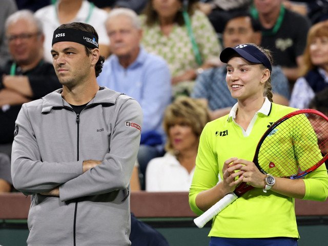 Rybakina, atinsă nepotrivit de un oficial la Indian Wells: Incidentul a iscat controverse Elena Rybakina, campioana de la Australian Open, a fost implicată într-un incident controversat în timpul unui turneu demonstrativ la Indian Wells