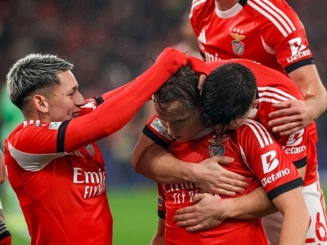 Schjelderup, vedeta Benficăi, refuză Barcelona și negociază prelungirea contractului Andreas Schjelderup, atacantul norvegian al Benficăi, a atras atenția Barcelonei, dar pare să prefere să continue aventura în Portugalia