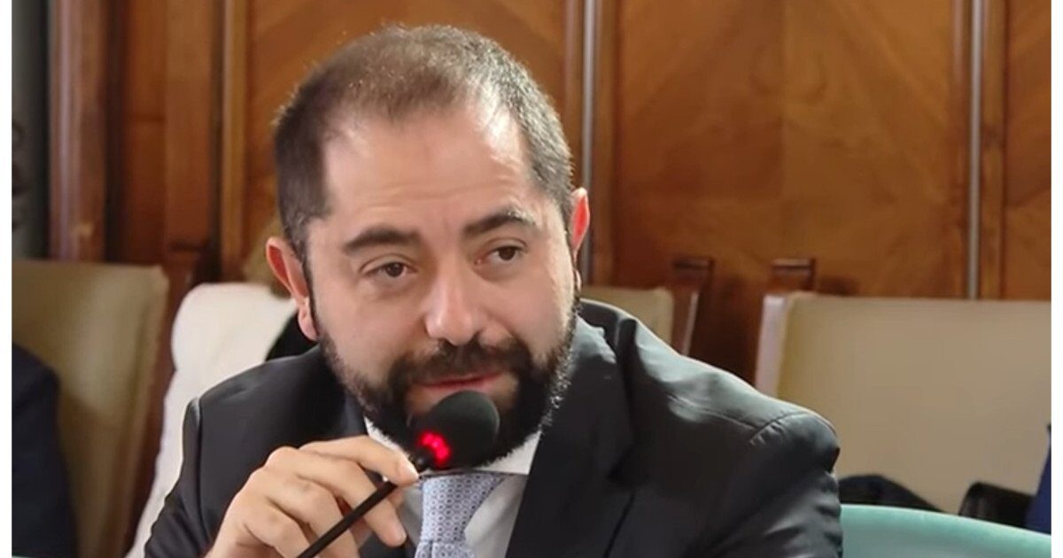 Radu Burnete: România are nevoie de investiții private și reforme urgente Consilierul prezidențial Radu Burnete a subliniat, în cadrul dezbaterii „România: creștere economică bazată pe competitivitate”, că țara noastră nu poate progresa doar prin capital intern