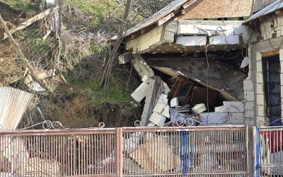 Slatina: Familiile evacuate primesc ajutoare și posibilitatea de cazare în containere Slatina, Olt – Familiile evacuate miercuri în urma alunecărilor de teren de pe strada Grădiște vor primi ajutoare de urgență în valoare de 2.500 de lei și au posibilitatea de a se caza în containere puse la dispoziție de Primăria Slatina