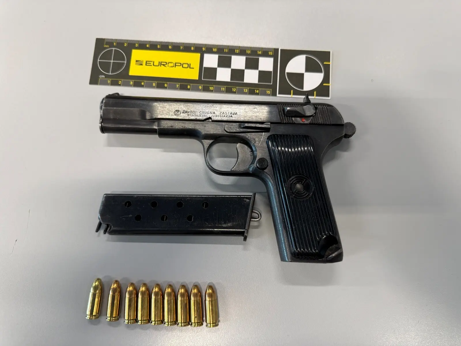 Rețea criminală destructurată: trafic de arme din Balcani și Turcia, schimbate pe cannabis în UE O rețea criminală specializată în traficul de arme și droguri a fost destructurată în urma unei operațiuni coordonate de Europol, la care au participat autorități din Spania, Bulgaria și Grecia