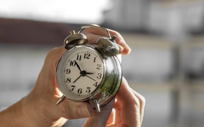 România trece la ora de vară în 2026: Cum ne afectează somnul Românii vor da ceasurile înainte cu o oră în ultimul weekend din martie 2026, marcând trecerea la ora de vară