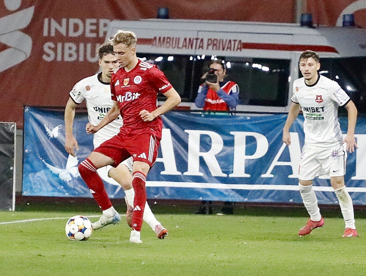 Hermannstadt joacă live text în Superliga, etapa 30, de la 14:30