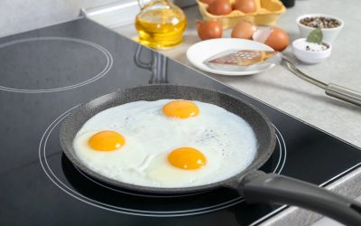 Ouă cu albuș roz: Ce semnalizează și ce trebuie să faci Un ou din termenul de valabilitate, dar cu albușul colorat în nuanțe neobișnuite, ar trebui aruncat imediat