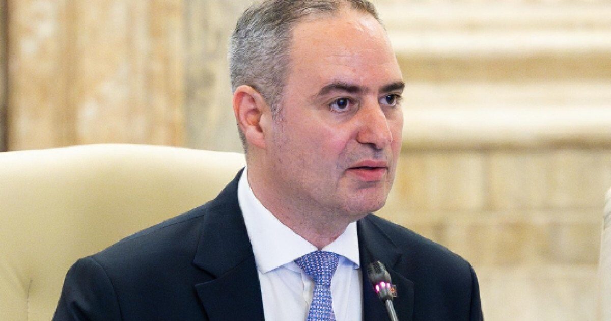 Guvernul pregătește un mecanism pentru a stabiliza prețurile la carburanți Ministerul Finanțelor lucrează la o ordonanță de urgență care va introduce un sistem de accize dinamice pentru carburanți
