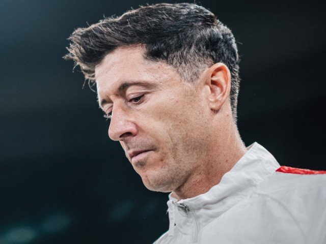 Lewandowski revine la antrenamente cu mască de protecție după accidentarea suferită Atacantul polonez Robert Lewandowski a revenit la antrenamentele echipei FC Barcelona, după ce a suferit o fractură la nivelul orbitei stângi