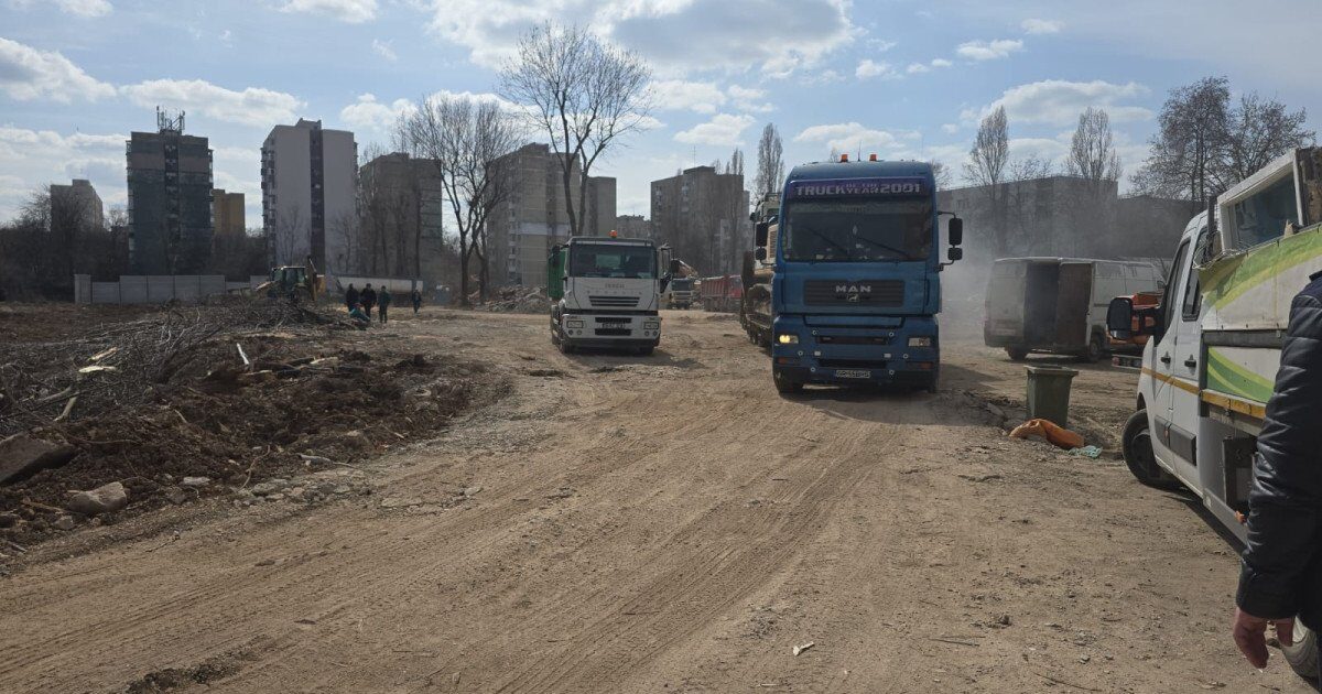Garda de Mediu intensifică controalele la primăria capitalei, după depășiri repetate ale indicatorilor de poluare Garda de Mediu a demarat o nouă serie de controale la Primăria Municipiului București, în urma depășirilor repetate ale valorilor indicatorilor PM2,5 și PM10, ce măsoară particulele în suspensie din aer