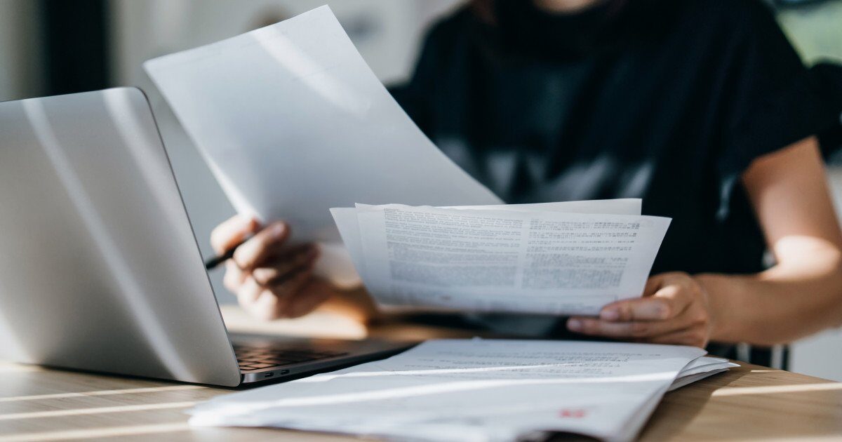 ANAF va monitoriza atent transferurile de firme pentru a combate evaziunea fiscală Guvernul a adoptat o măsură menită să intensifice controlul asupra cesiunilor de părți sociale ale firmelor, cu scopul de a preveni transferul companiilor cu datorii către terți pentru a evita plata obligațiilor fiscale