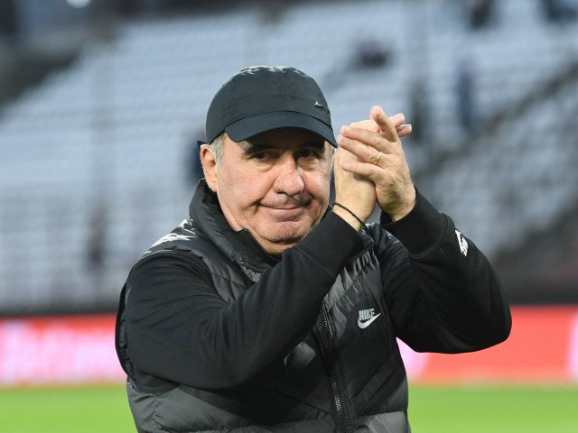 Gică Hagi preia echipa națională de fotbal a României Gică Hagi este noul selecționer al echipei naționale de fotbal a României