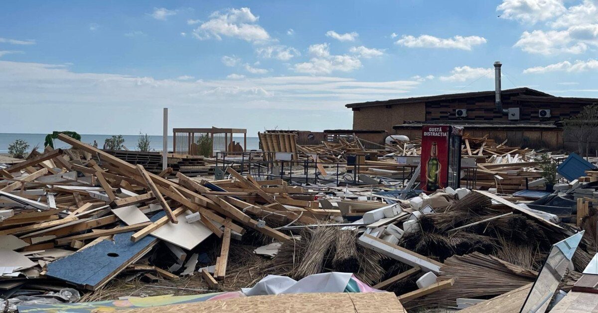 Beach-barurile ilegale de pe litoralul românesc: majoritatea demolate, ABADL cere daune Administrația Bazinală de Apă Dobrogea – Litoral (ABADL) a anunțat că majoritatea celor 105 beach-baruri identificate ca fiind construite ilegal pe litoralul românesc vara trecută au fost demolate