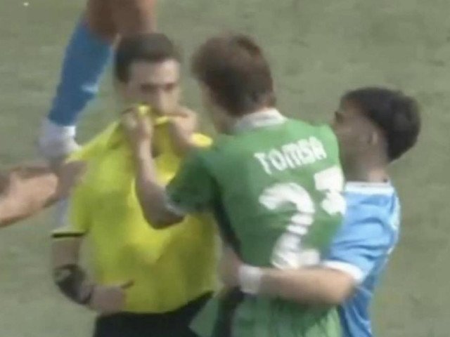 Scandal la un meci din campionatul italian de tineret: Troy Tomșa, eliminat și recalcitrant Fotbalistul român Troy Tomșa a fost protagonistul unui incident violent la un meci din campionatul Primavera dintre Napoli și Sassuolo, pierzându-și cumpătul în urma unei decizii de arbitraj