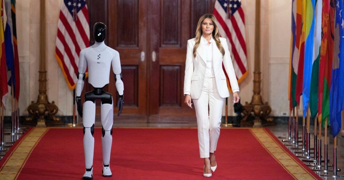 Melania Trump și un robot umanoid, o premieră la Casa Albă O premieră a avut loc la Washington, unde Melania Trump a pășit pe covorul roșu alături de un robot umanoid