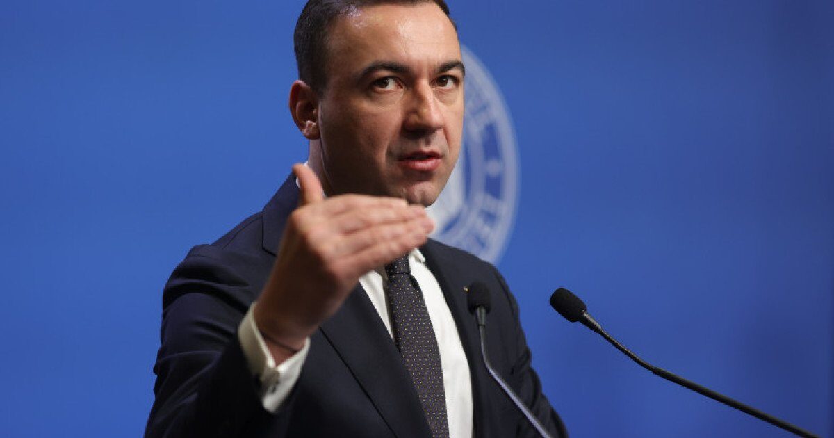 Ministrul Energiei: Prețul carburanților nu va ajunge la 10 lei pe litru Bogdan Ivan, ministrul Energiei, a declarat luni că nu există motive reale pentru ca prețul carburanților să ajungă la 10 lei pe litru, în contextul conflictului militar din Orientul Mijlociu