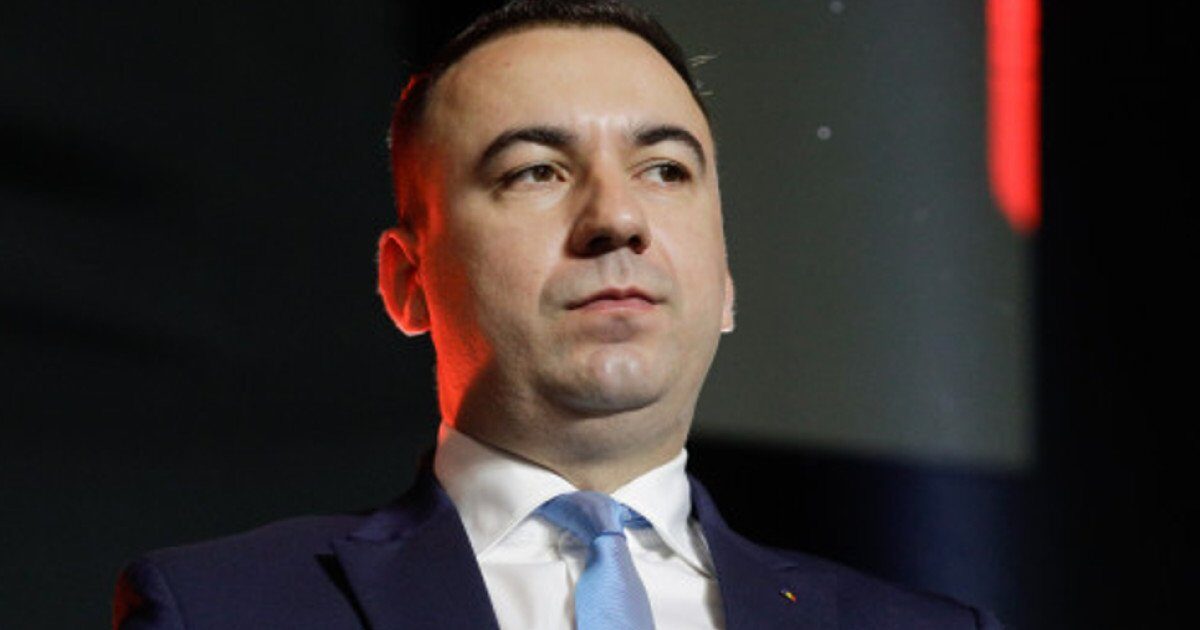 Guvernul consideră reducerea accizelor la carburanți pentru a evita prețul de 10 lei pe litru Ministrul Energiei, Bogdan Ivan, a declarat sâmbătă, la Bistrița, că guvernul lucrează la cinci scenarii pentru a preveni creșterea prețurilor la carburanți peste pragul de 10 lei pe litru