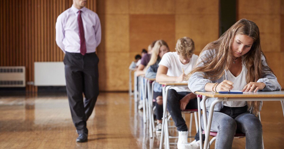Peste 8.700 de profesori s-au înscris pentru a evalua simularea Evaluării Naționale Ministrul Educației, Mihai Dimian, a anunțat miercuri că peste 8.700 de profesori s-au înscris pentru a participa la evaluarea simulării Evaluării Naționale