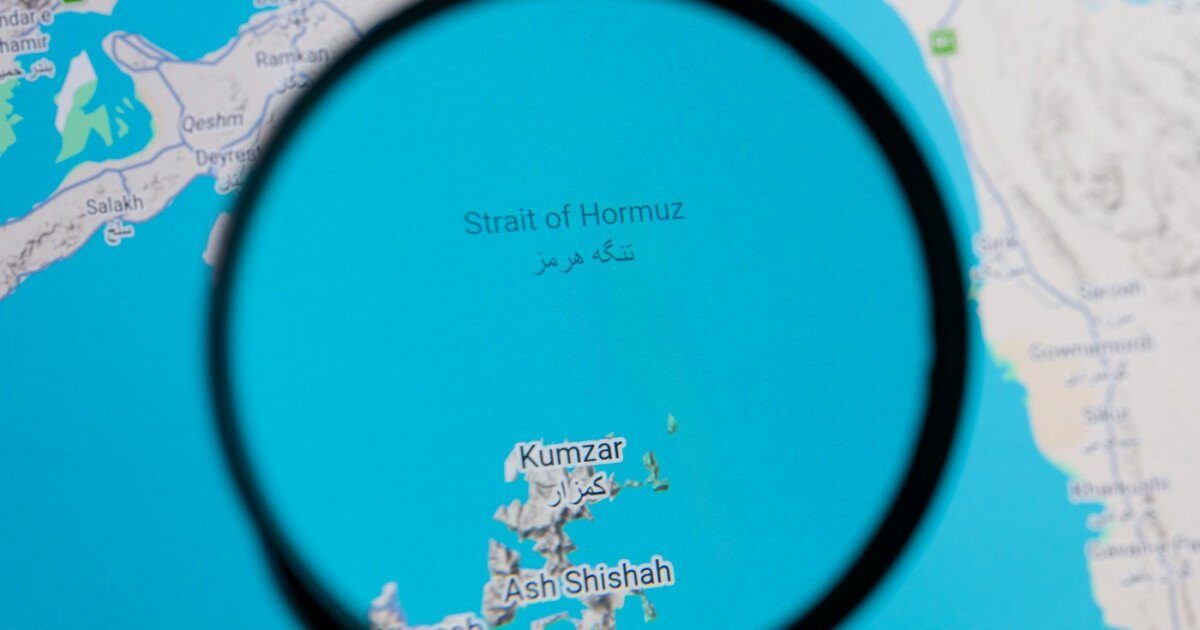 Trump, dispus să accepte închiderea Strâmtorii Hormuz pentru a încheia conflictul cu Iranul Administrația de la Washington pare dispusă să pună capăt campaniei militare împotriva Iranului, chiar dacă Strâmtoarea Hormuz rămâne sub controlul Teheranului