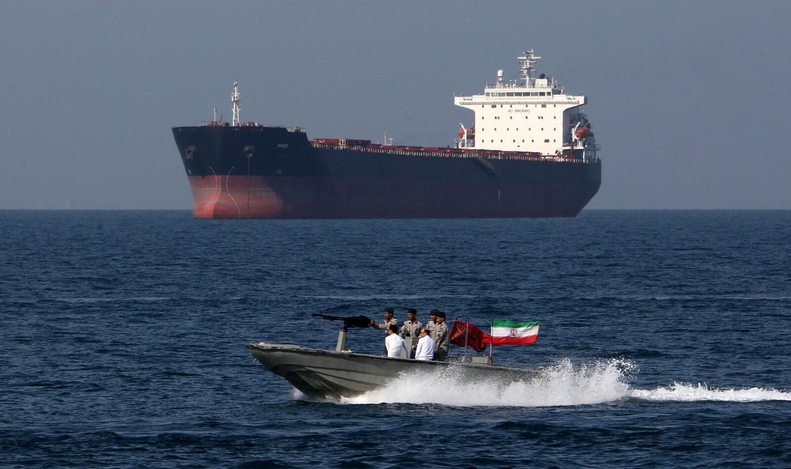 Un petrolier arde în Strâmtoarea Ormuz, după ce a fost lovit de drone, anunță Garda Revoluționară Iraniană