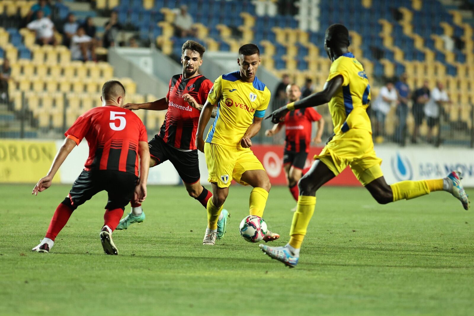 Start de foc în Superliga: Petrolul și Csikszereda se duelează pentru puncte cruciale Ploieștiul a fost scena primei confruntări din etapa cu numărul 29 a Superligii, unde Petrolul a primit vizita celor de la Csikszereda