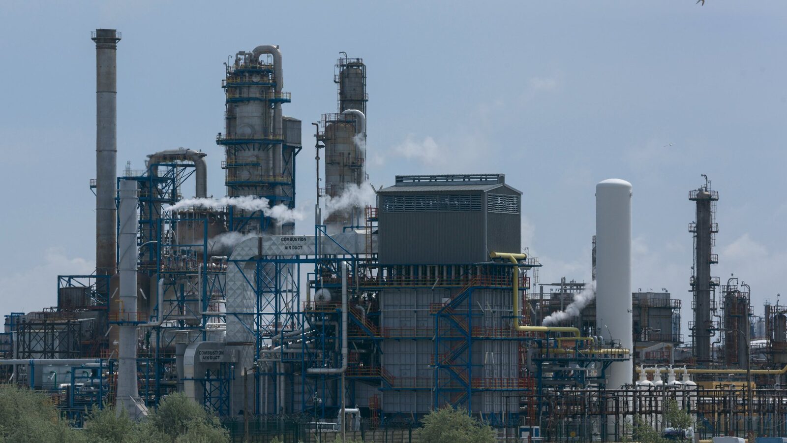 Rafinăriile Petromidia și Vega, din nou funcționale după lucrări ample de mentenanță După finalizarea unor ample lucrări de mentenanță, rafinăriile Petromidia Năvodari și Vega Ploiești și-au reluat activitatea