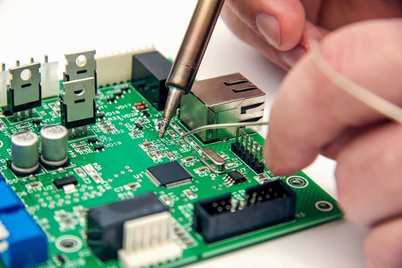 Criza semiconductorilor se extinde: Lipsesc și plăcile pcb