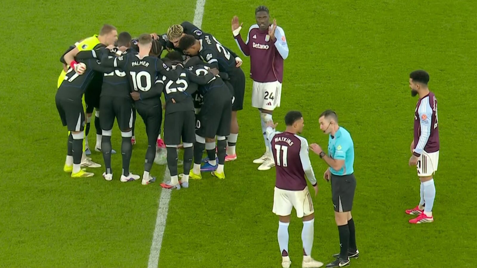 Chelsea aprinde spiritele la Aston Villa: o pauză tactică controversată Birmingham, Anglia – Chelsea a stârnit o furtună de reacții pe terenul lui Aston Villa, după ce jucătorii s-au adunat în centrul terenului pentru o discuție tactică, chiar înaintea reluării jocului după pauză