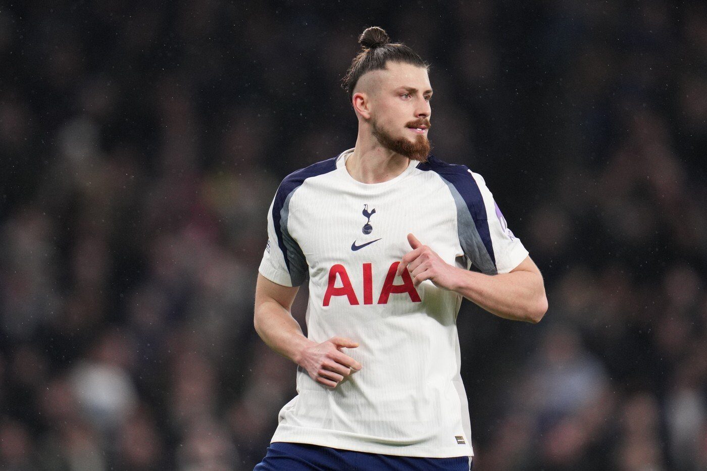 Drăgușin, absent de la meciul Tottenham – Crystal Palace din cauza unei lovituri la cap Fundașul român Radu Drăgușin nu va evolua pentru Tottenham Hotspur în meciul cu Crystal Palace, programat în această seară, de la ora 22.00, în etapa a 30-a din Premier League