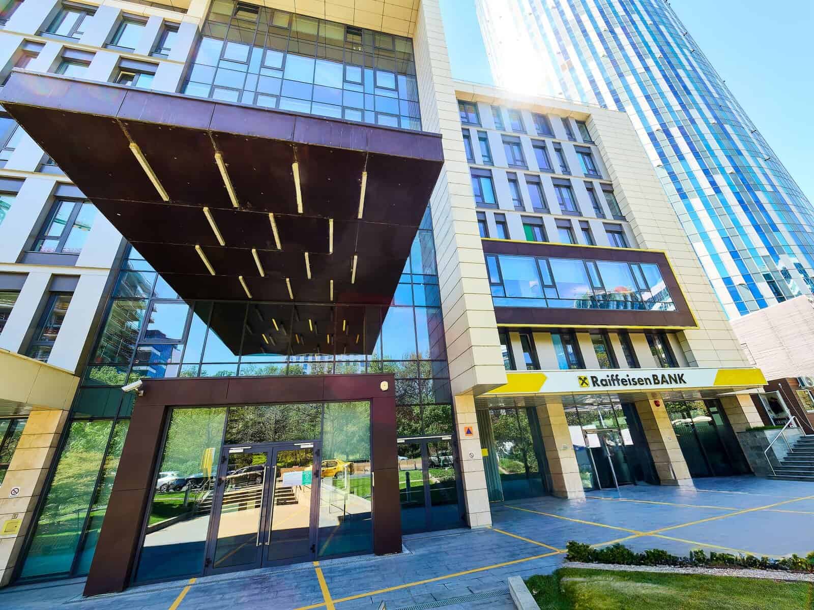 Raiffeisen Bank se pregătește să achiziționeze divizia Garanti din România, într-o tranzacție de 550 de milioane de euro Raiffeisen Bank International AG este aproape de a încheia un acord pentru preluarea diviziei Garanti a BBVA în România, potrivit unor surse apropiate situației
