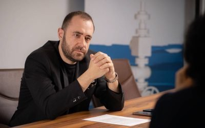 Romgaz se pregătește să furnizeze gaze naturale consumatorilor casnici, dar incertitudinile persistă Romgaz, cel mai mare producător de gaze naturale din România, se pregătește să intre pe piața de furnizare a gazelor pentru consumatorii casnici și micii non-casnici, începând cu 1 aprilie