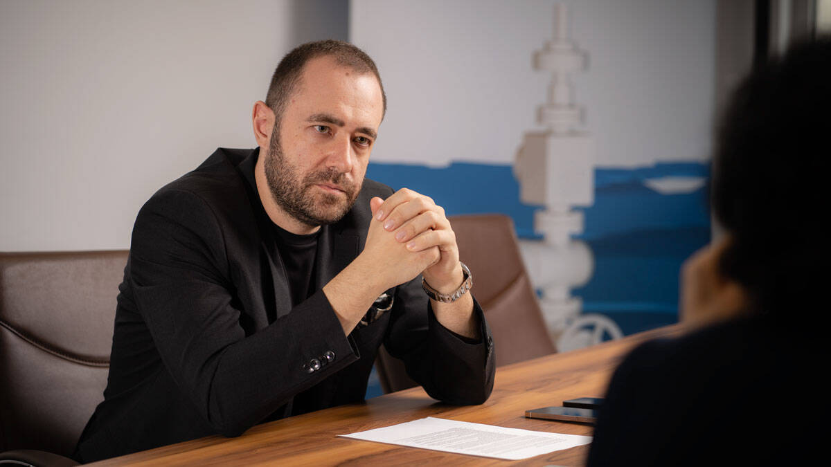 Romgaz se pregătește să furnizeze gaze naturale consumatorilor casnici, dar incertitudinile persistă Romgaz, cel mai mare producător de gaze naturale din România, se pregătește să intre pe piața de furnizare a gazelor pentru consumatorii casnici și micii non-casnici, începând cu 1 aprilie