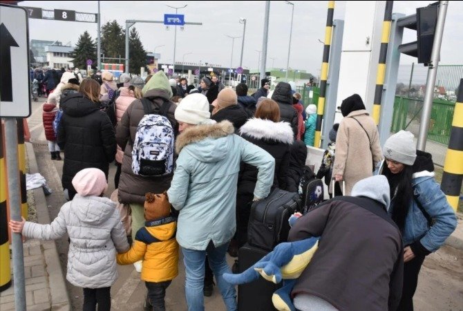 Polonia reduce treptat ajutorul pentru refugiații ucraineni