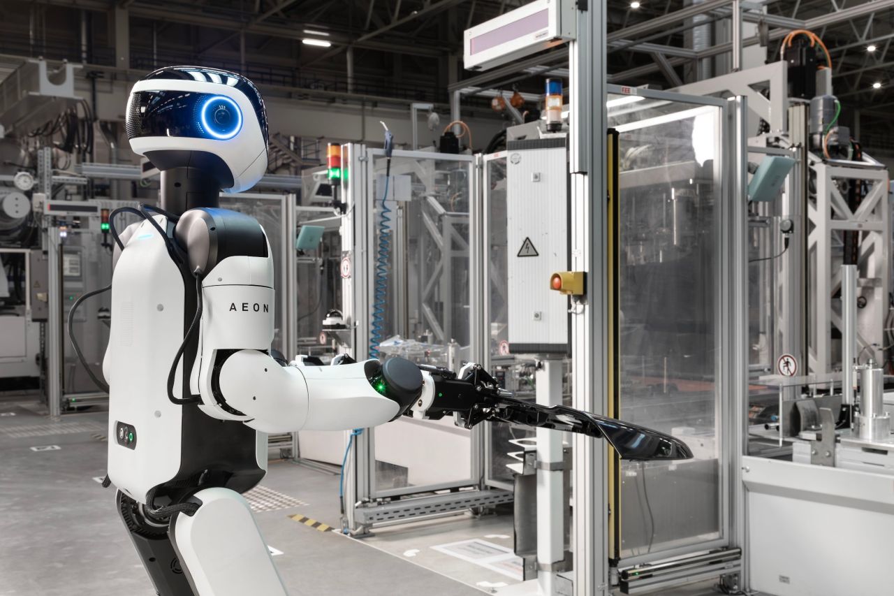 Roboții umanoizi își fac loc în fabricile auto: BMW testează inteligența artificială pe liniile de asamblare Companiile auto din întreaga lume accelerează integrarea roboților în procesele de producție, în încercarea de a spori eficiența și a reduce costurile