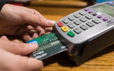 Plățile contactless: Cardul bancar versus telefonul mobil – care metodă este mai sigură? În era digitală, unde numerarul își pierde teren rapid, românii adoptă tot mai mult plățile contactless cu cardul sau telefonul