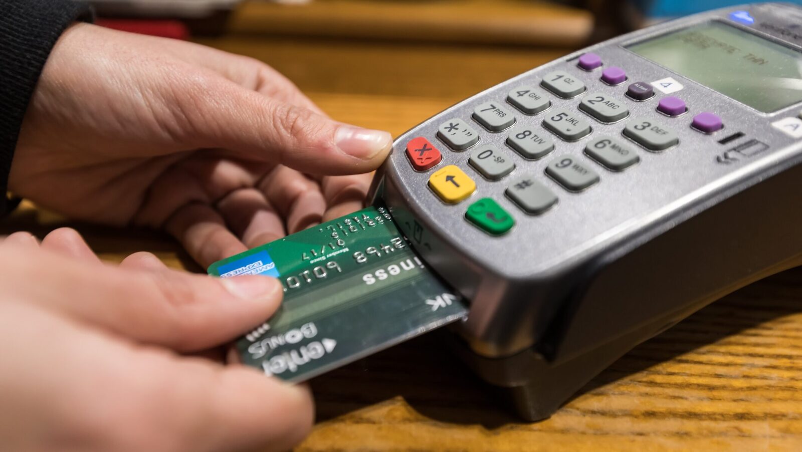 Plățile contactless: Cardul bancar versus telefonul mobil – care metodă este mai sigură? În era digitală, unde numerarul își pierde teren rapid, românii adoptă tot mai mult plățile contactless cu cardul sau telefonul