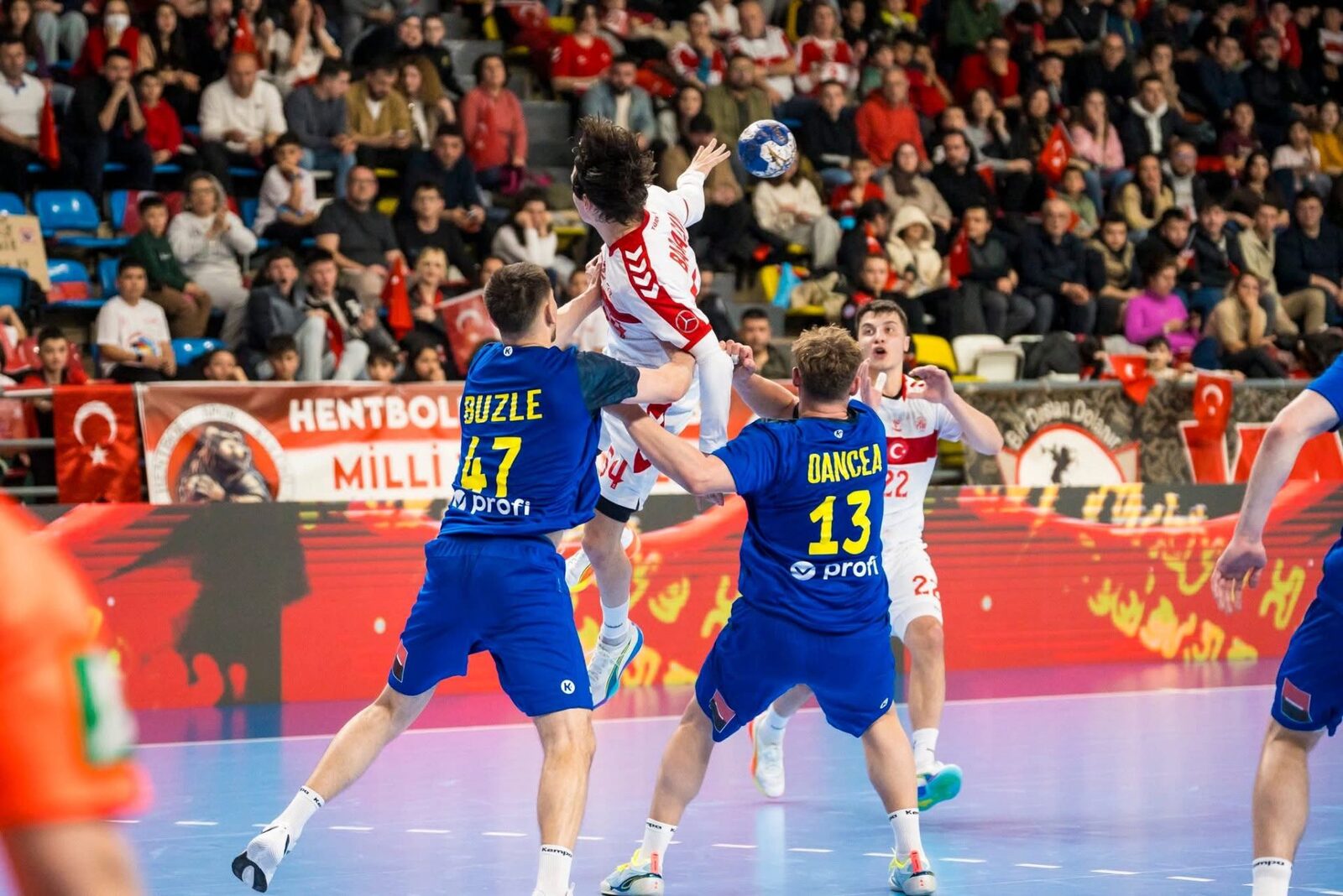 Dezastru la Buzău: România ratează calificarea la mondialul de handbal Echipa națională de handbal masculin a României a suferit o înfrângere umilitoare în fața Turciei, ratând calificarea la barajul pentru Campionatul Mondial din 2027