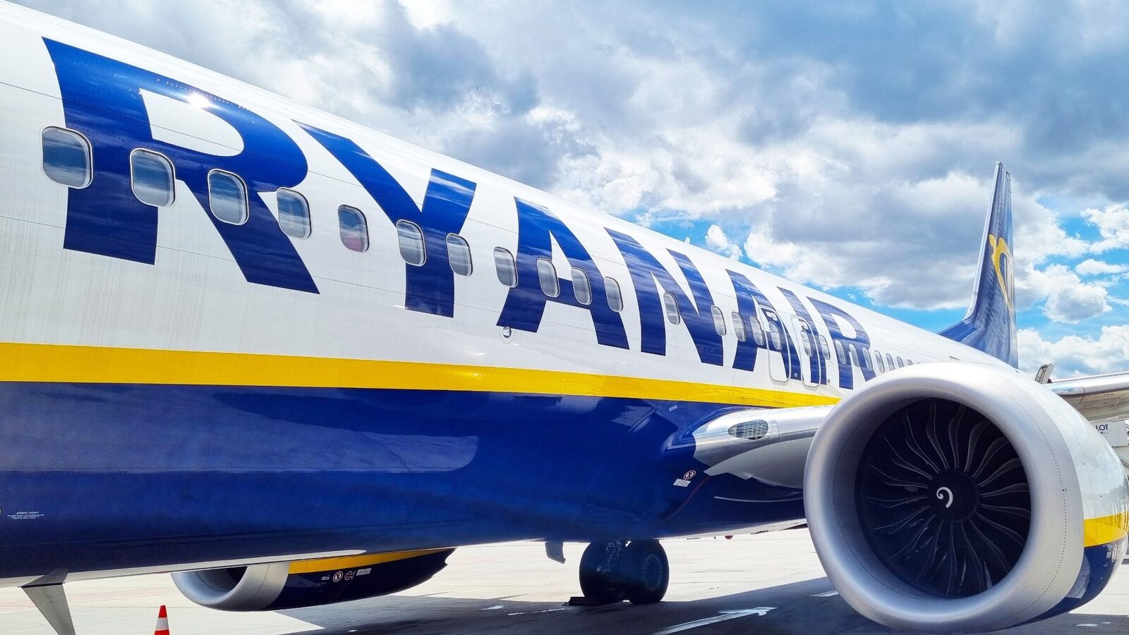 Mii de pasageri Ryanair blocați în Iordania după tensiunile din Orientul Mijlociu Aproximativ patru mii de pasageri Ryanair sunt blocați în Iordania, în așteptarea repatrierii, conform declarațiilor CEO-ului companiei, Michael O’Leary