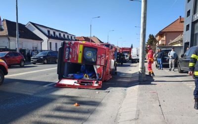 Planul roșu de intervenție, activat după un accident cu o ambulanță SMURD în Sibiu Un accident rutier grav, în care a fost implicată o ambulanță SMURD, a avut loc pe Bulevardul General Vasile Milea din Sibiu, la intersecția cu strada Luptei