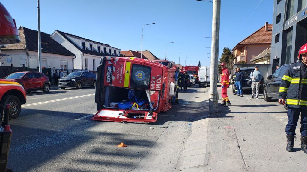 Planul roșu de intervenție, activat după un accident cu o ambulanță SMURD în Sibiu Un accident rutier grav, în care a fost implicată o ambulanță SMURD, a avut loc pe Bulevardul General Vasile Milea din Sibiu, la intersecția cu strada Luptei