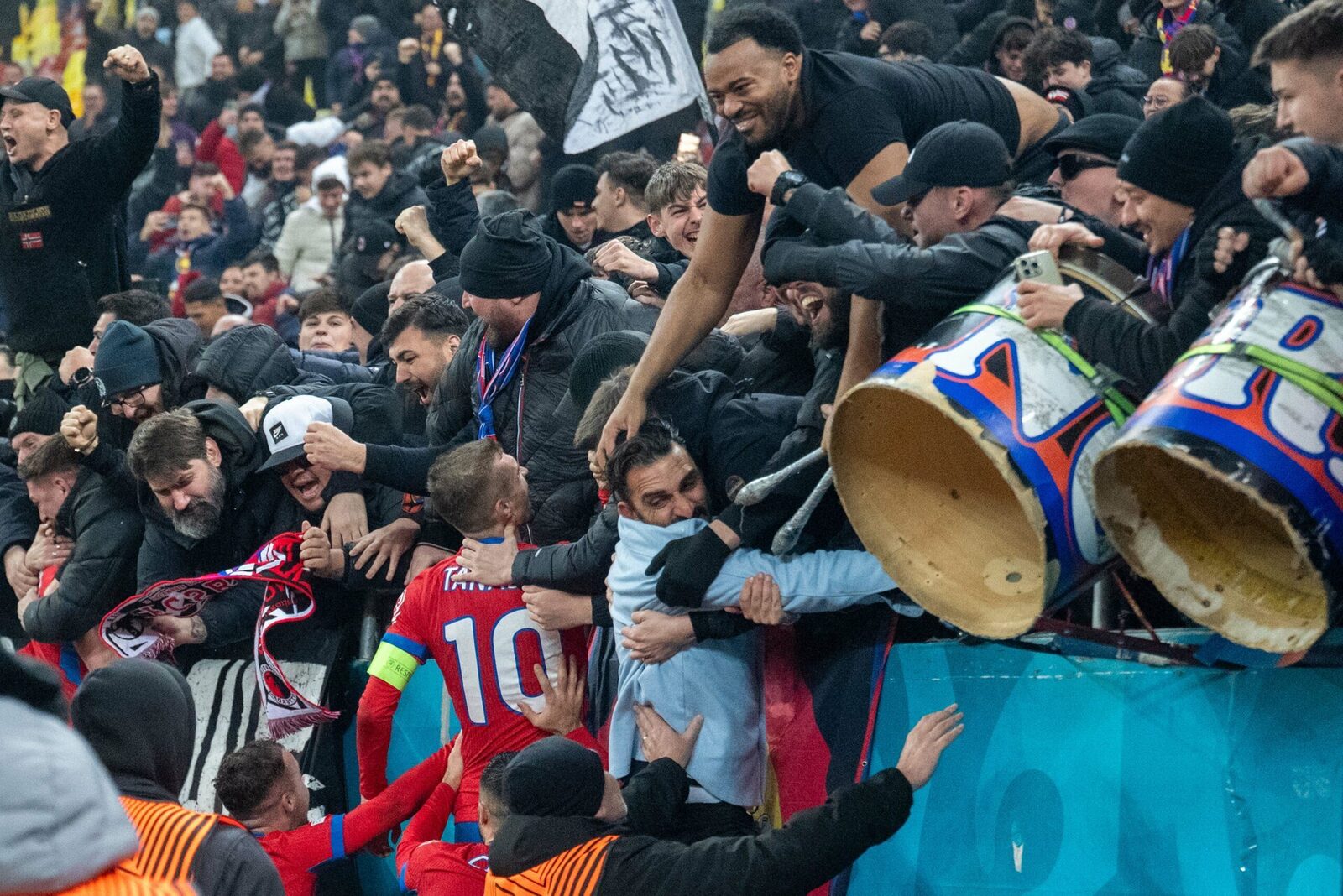 FCSB, favorită în play-out, cu emoții la barajul pentru Conference League FCSB pornește cu prima șansă în play-out-ul Superligii, care începe peste o săptămână, și are șanse reale de a juca în barajul pentru Conference League