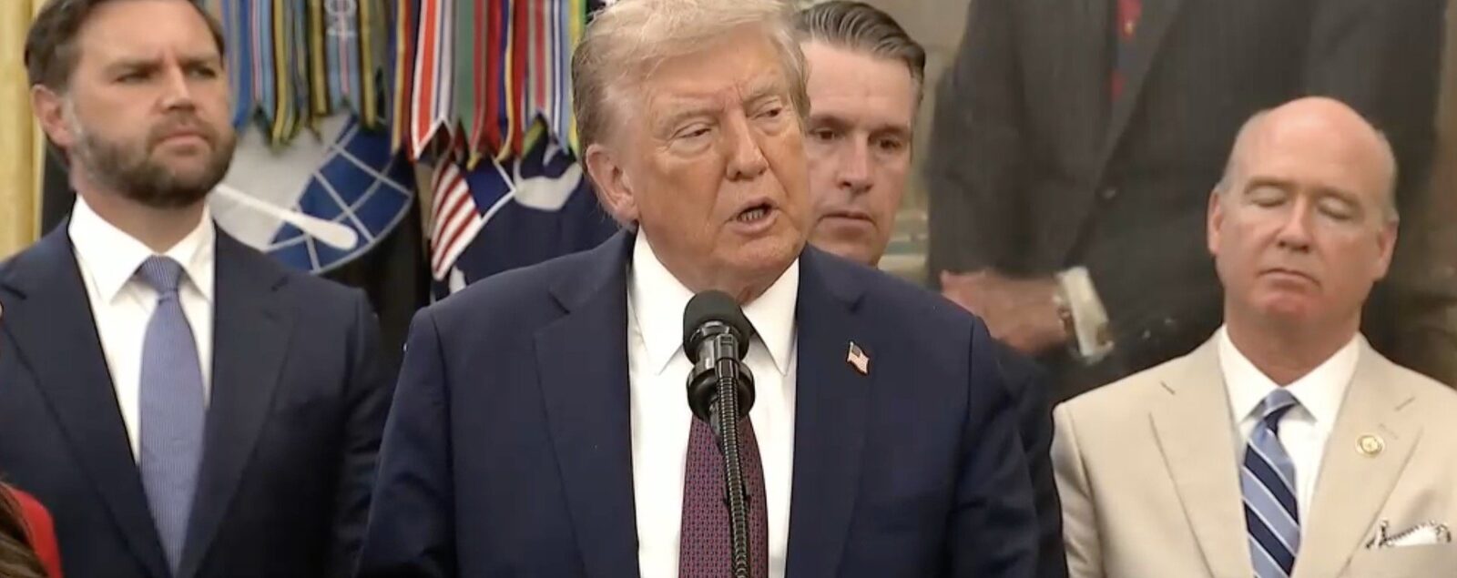 Trump ia în calcul înarmarea opoziției iraniene