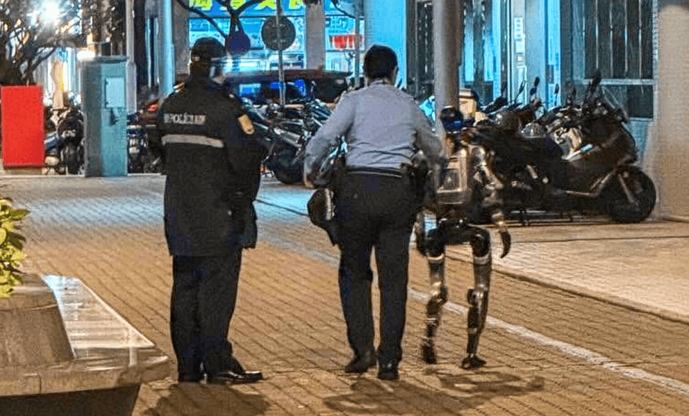 Robot umanoid, escortat de poliție după ce a speriat o bătrână în Macao Un robot umanoid a fost implicat într-un incident neobișnuit în Macao, fiind escortat de poliție după ce a provocat o sperietură puternică unei femei în vârstă