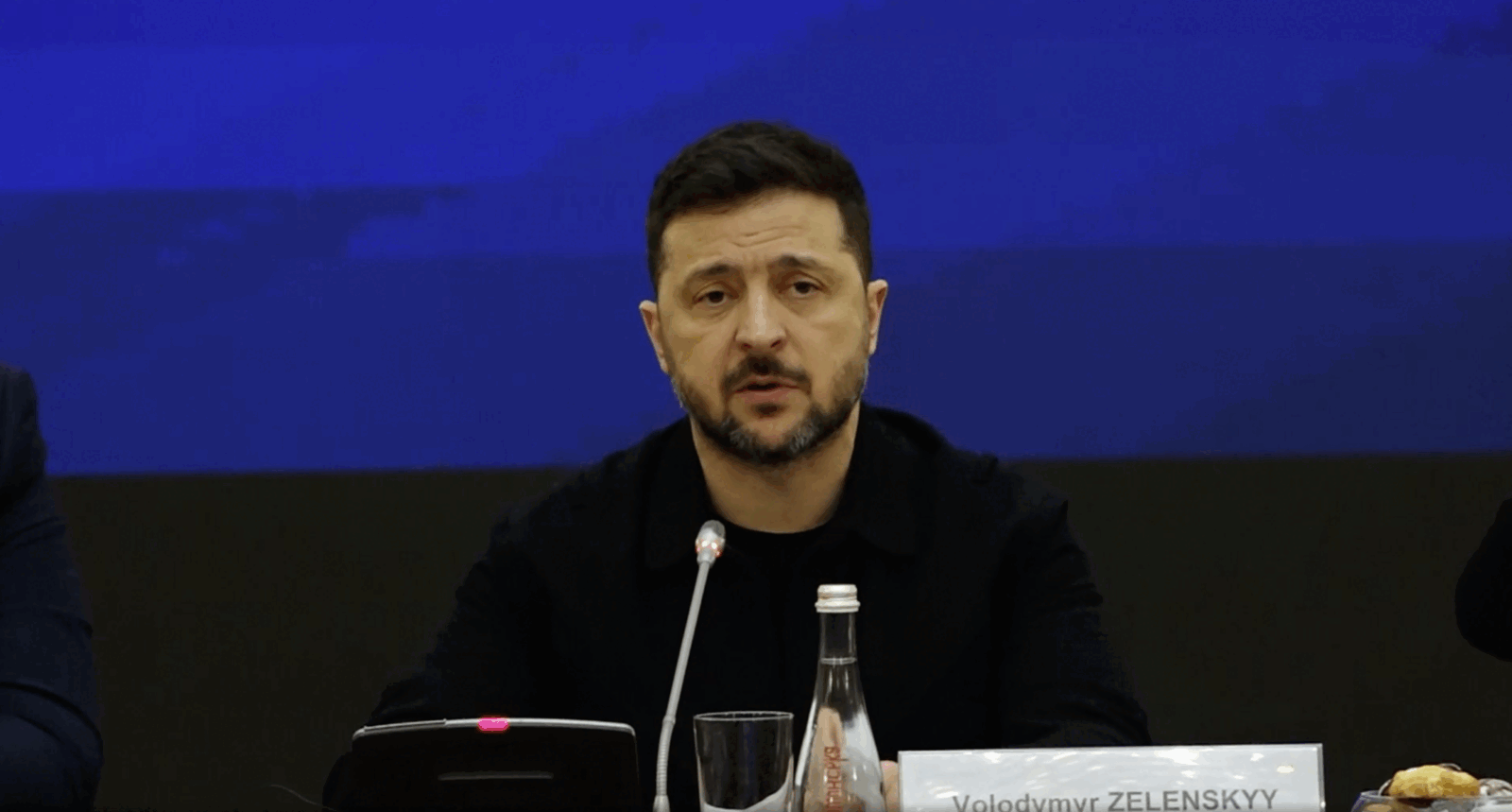 Zelenski cere UE să intensifice sancțiunile și să ofere un calendar clar pentru aderarea Ucrainei Președintele Ucrainei, Volodimir Zelenski, a solicitat Uniunii Europene să acționeze mai ferm împotriva Rusiei, cerând intensificarea sancțiunilor, deblocarea sprijinului financiar și stabilirea unei date concrete pentru aderarea Ucrainei la blocul comunitar